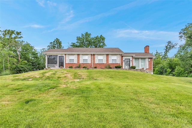 ranch-style house featuring a front yard