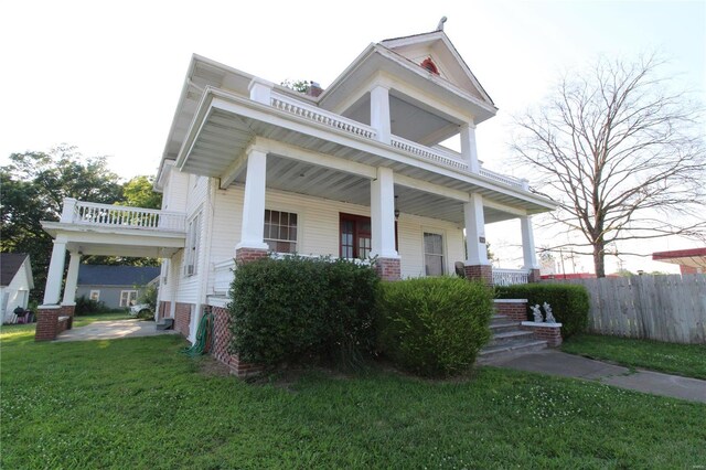 view of front of home with a porch and a front lawn