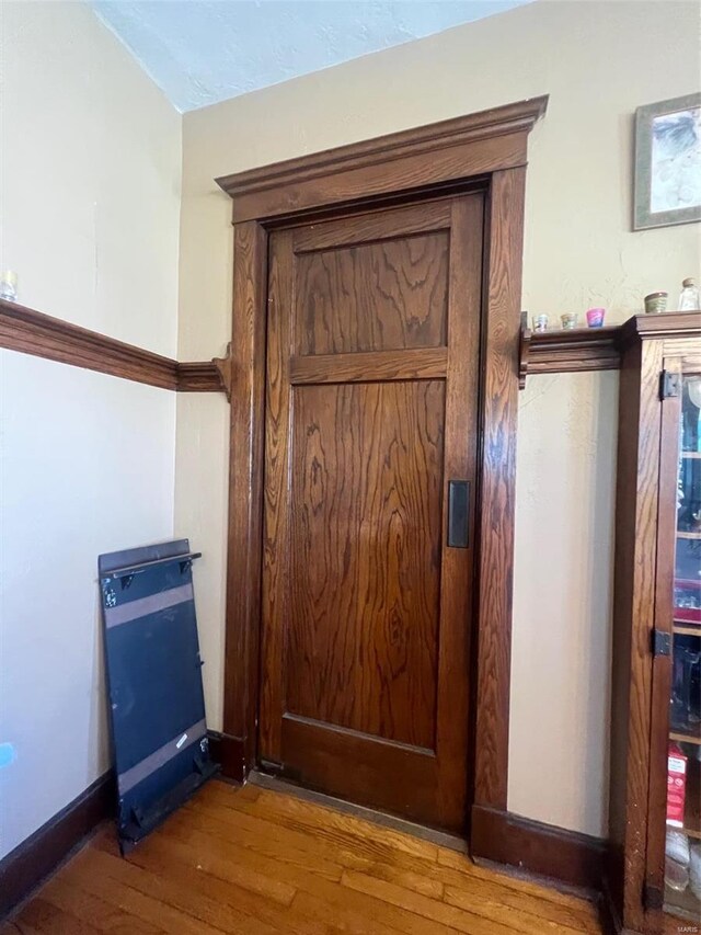 room details featuring hardwood / wood-style floors