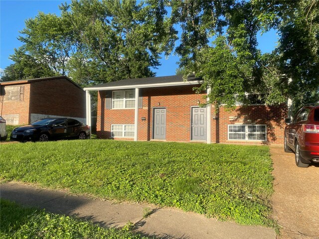 split foyer home with a front lawn