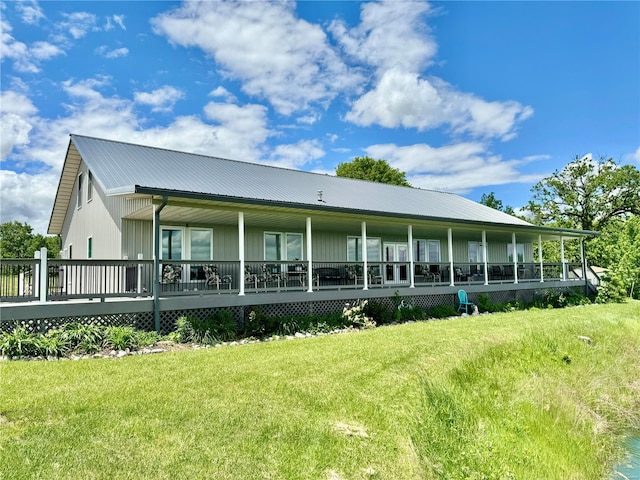 view of front of house featuring a front lawn