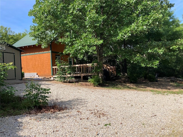 view of yard with a shed