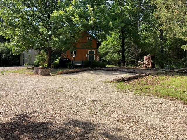 view of yard featuring a storage unit