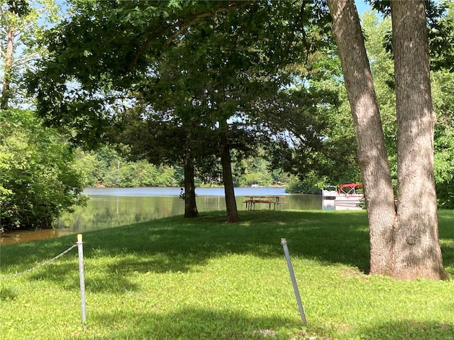 view of yard featuring a water view