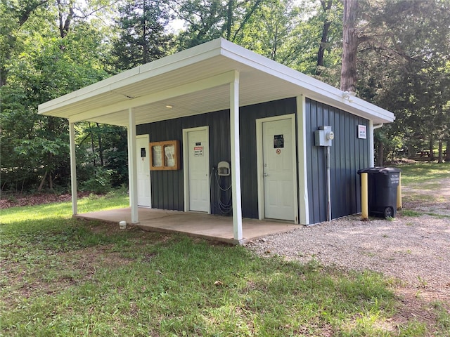 view of outdoor structure featuring a yard