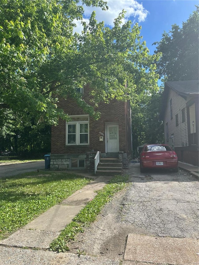 view of front of house with a front lawn