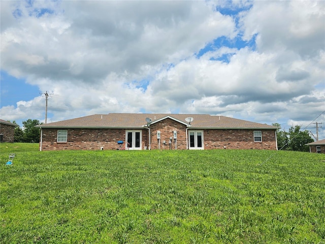 view of front of house with a front lawn