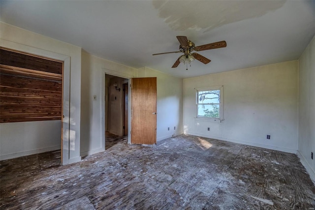 unfurnished bedroom featuring a ceiling fan and baseboards