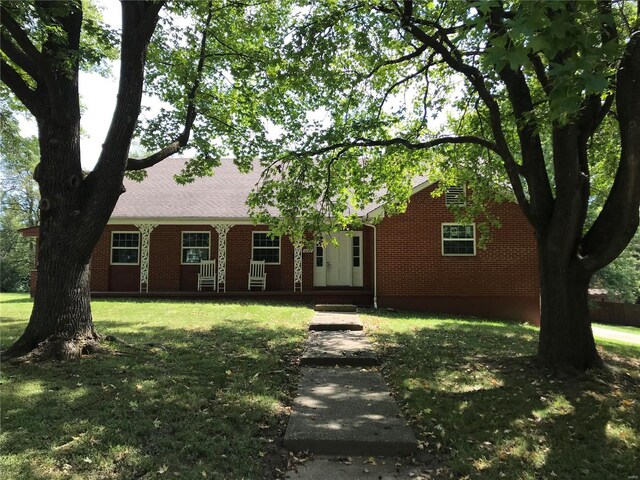 view of front of home featuring a front lawn