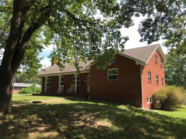 view of front facade with a front yard