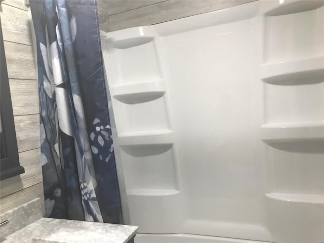 full bath with curtained shower