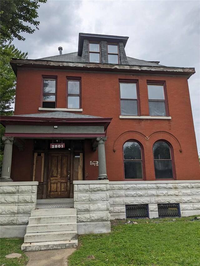 view of front of home featuring covered porch