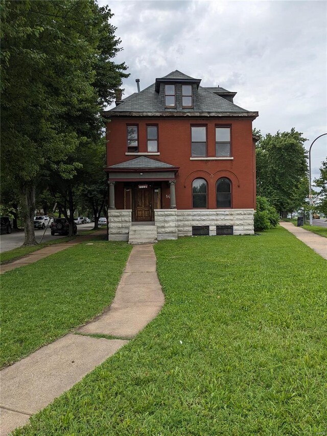 view of front of property with a front yard