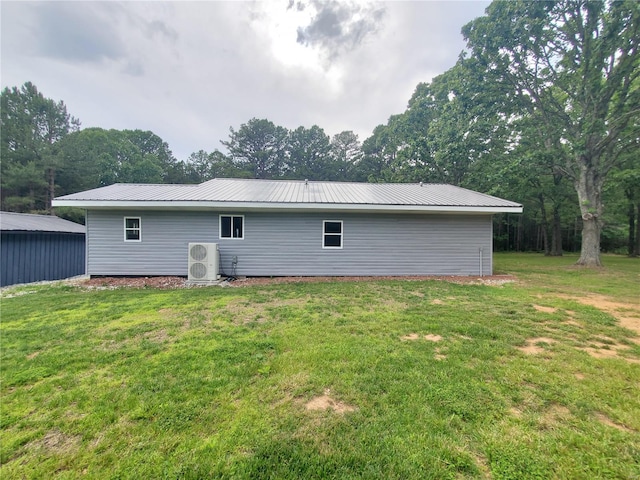 back of house featuring a yard