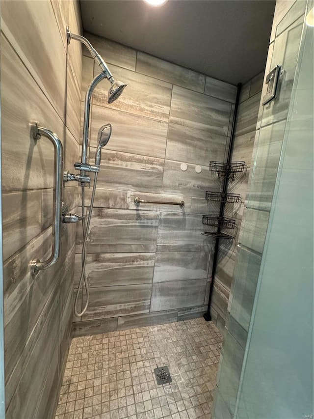 bathroom featuring tiled shower