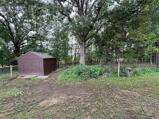 view of yard featuring a storage unit