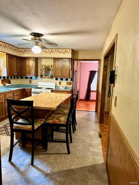 dining room featuring ceiling fan