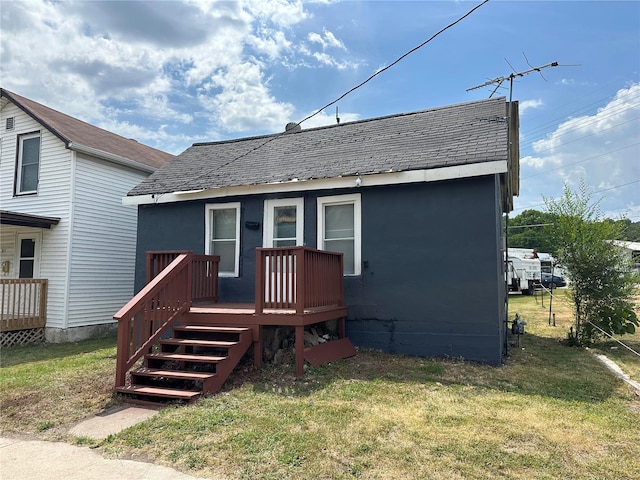 view of front of home featuring a front lawn