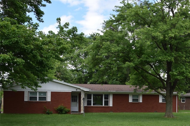 ranch-style home featuring a front lawn