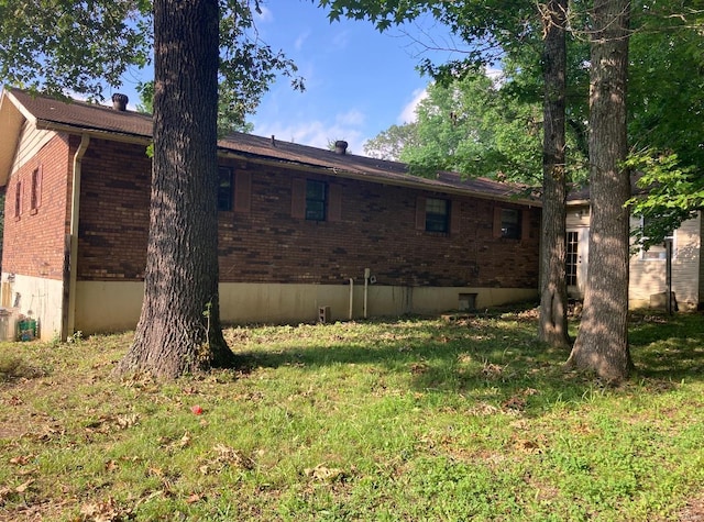 back of house featuring a lawn