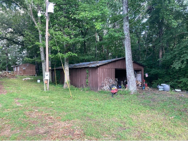 view of yard featuring an outdoor structure