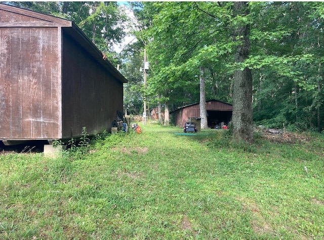 view of yard with an outdoor structure