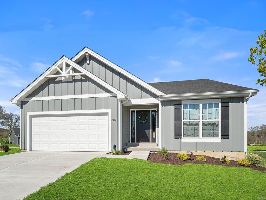 view of front of house featuring a front yard and a garage