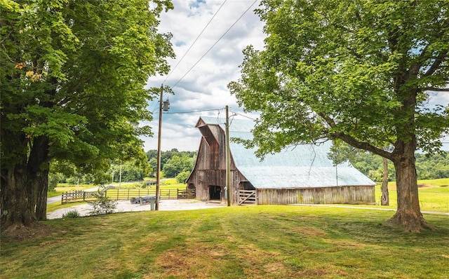 view of yard featuring an outbuilding