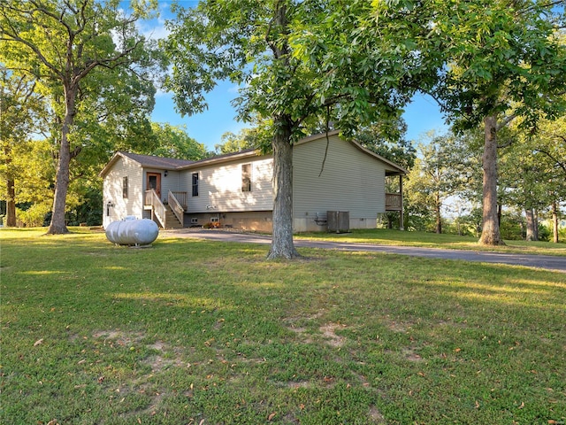 view of front of home featuring a front yard