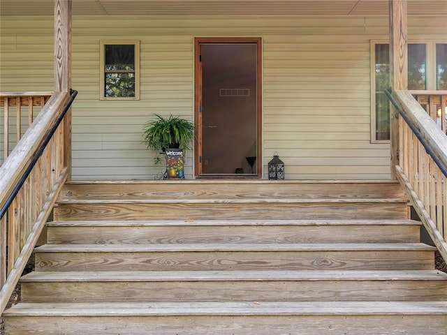 property entrance featuring a porch