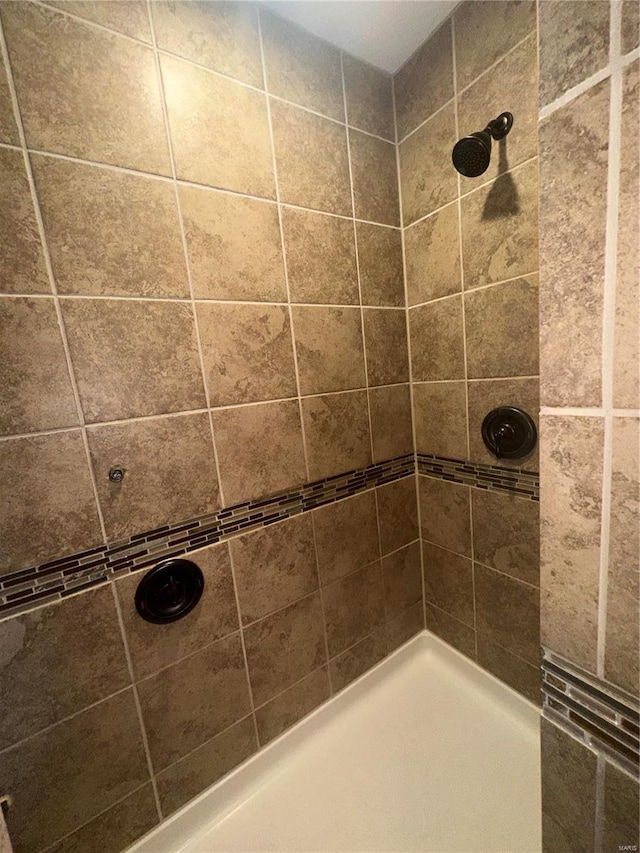 bathroom featuring a tile shower