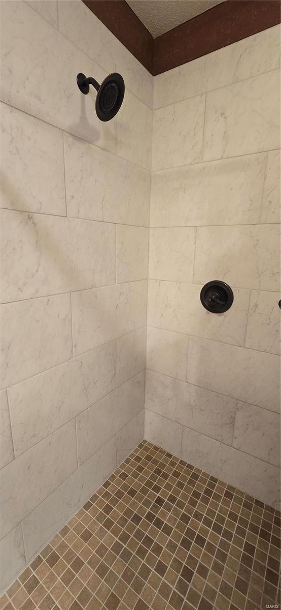 bathroom featuring a tile shower