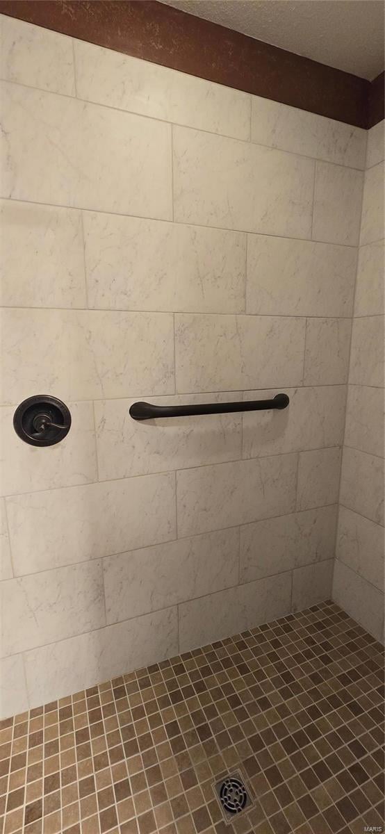 bathroom featuring a tile shower