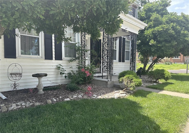 view of front of home featuring a front yard