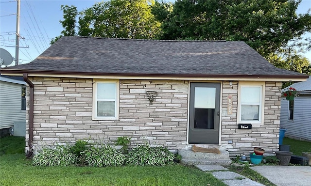 view of front of property featuring a front lawn