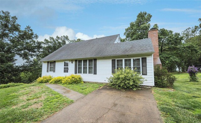 view of front of property with a front yard