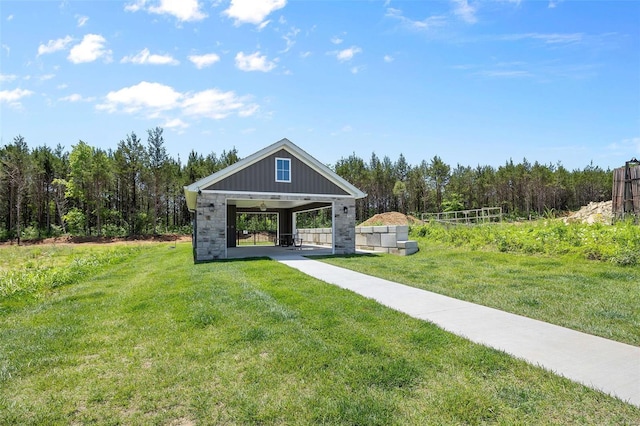 view of property's community featuring a lawn