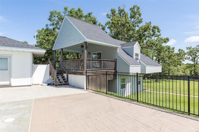 view of front of property featuring a front yard and covered porch