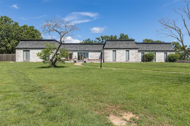 view of front of home featuring a front lawn