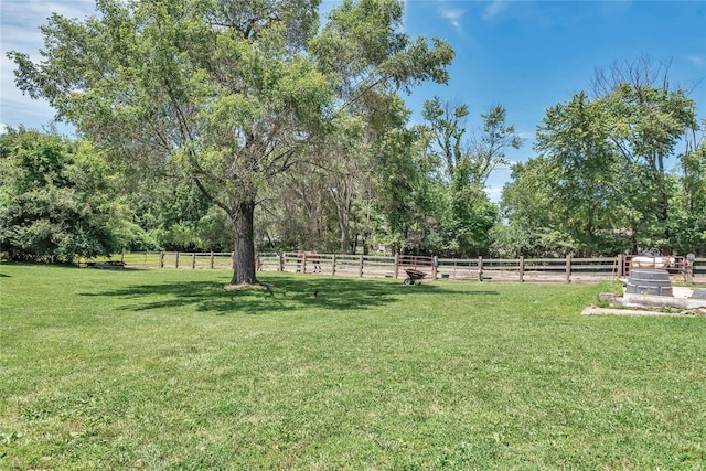 view of yard featuring a rural view