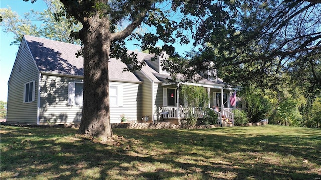 view of front facade featuring covered porch and a front yard