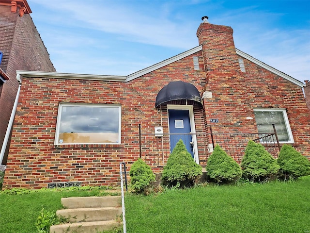 view of front of property with a front yard