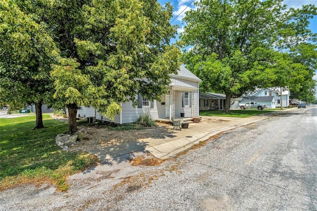 view of front of property with a front lawn