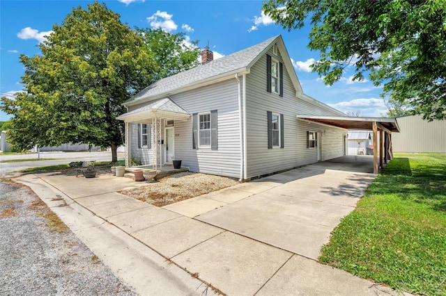 view of front of home featuring a front lawn and a carport