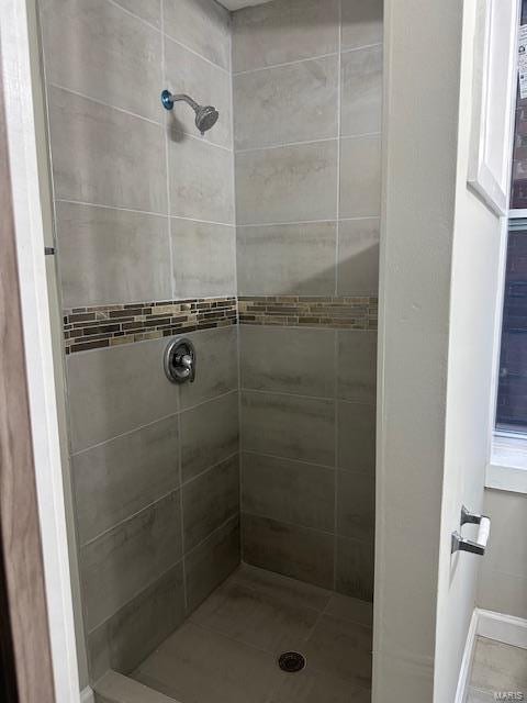 bathroom featuring tiled shower