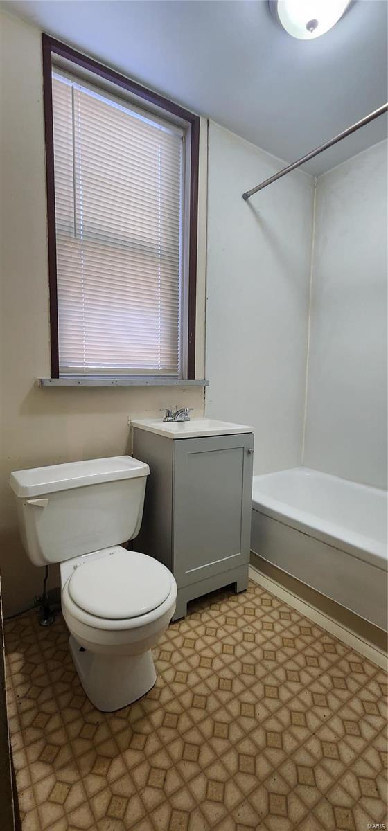 full bathroom featuring shower / washtub combination, plenty of natural light, vanity, and toilet