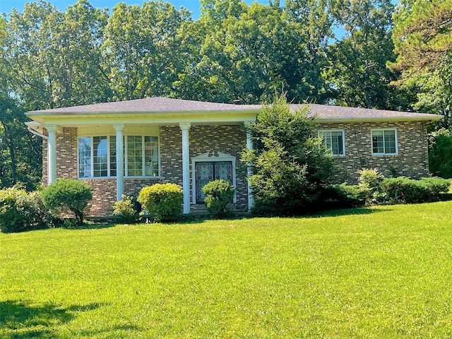 view of front facade featuring a front lawn