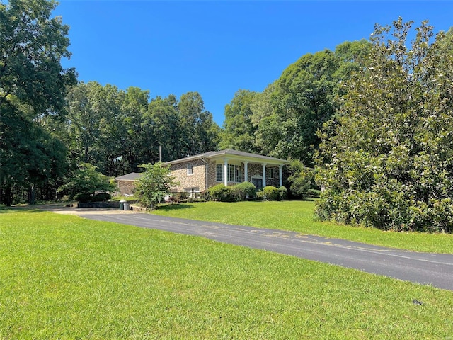 view of front of house featuring a front yard