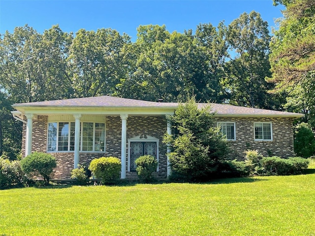 view of front facade featuring a front lawn