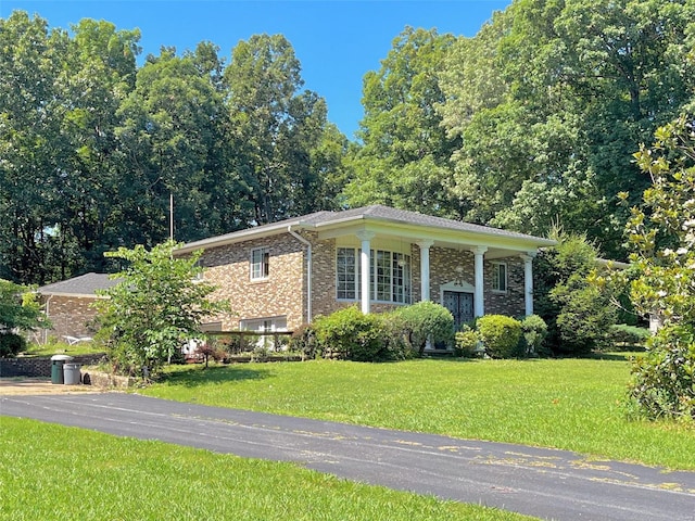 view of front facade featuring a front lawn